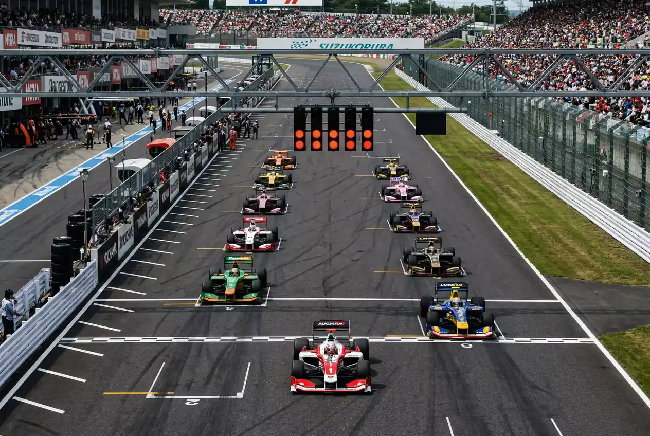 Formel-1-Startaufstellung mit mehreren Rennwagen auf der Startgerade vor dem Rennstart